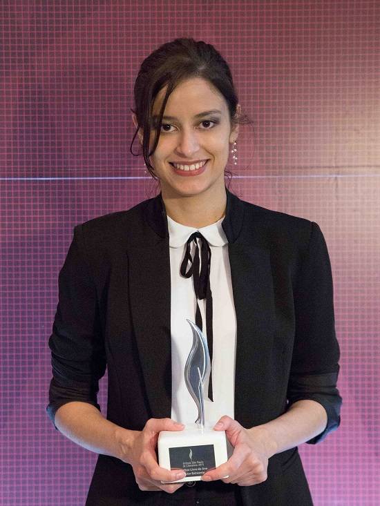 A escritora Débora Ferraz segura o troféu do Prêmio São Paulo de Literatura 2015. Ela venceu na categoria Autor Estreante -40